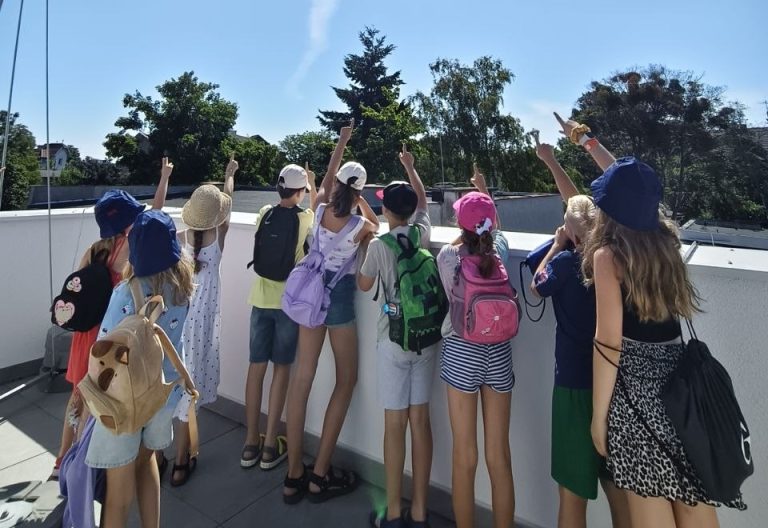 dzieci z sopockich szkół z wizytą w obserwatorium podczas letnich półkolonii